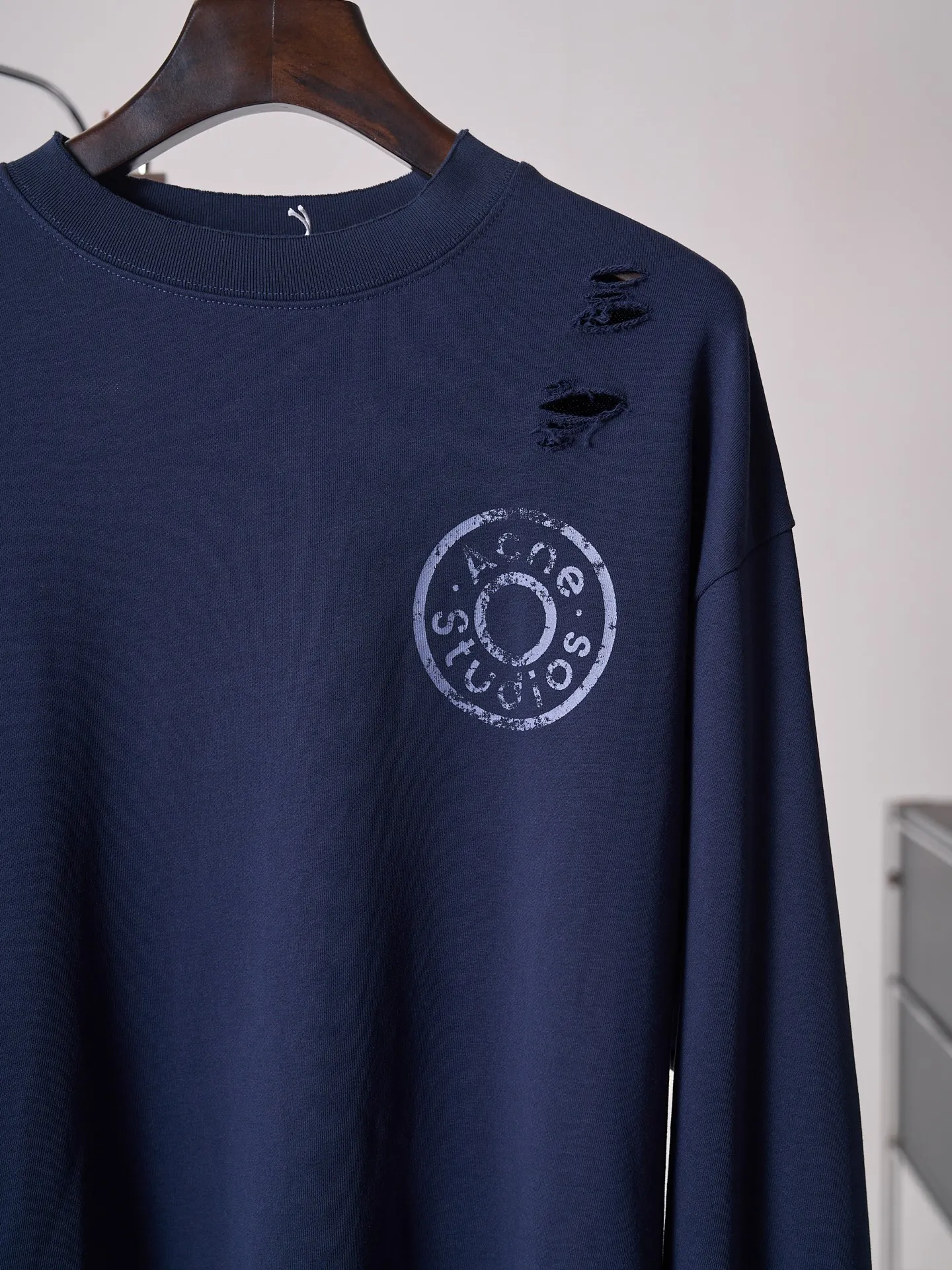 [Real auction] Acne Studios distressed distressed logo printed sweatshirt sweatshirt [In Stock] S M L XL custom etched soft raw cotton fleece, fluffy and soft, comfortable and skin-friendly, deep navy blue, quiet and restrained, matte fog base color, symbiosis with destroyed texture, Retro pioneer style, denim rivet style logo printing on the chest, replica of the old steel seal embossed texture, the color tone will naturally fade with the washing of the garment, no noise The core of the brand spirit has been imprinted on the whole body. Artificially torn holes are arranged in many places. The raw edges of the rips are stretched wantonly. The wear traces eroded by time are reproduced. The regular shackles of traditional garments are dissolved through deconstruction. The decadent street aesthetics and Nordic minimalist design genes are integrated to create outstanding avant-garde garments. Glue printing is used. The chest printing has been revised three times by the film screen. Use glue liquid paint to print the pattern on the fabric. Bake the fabric to fix the printing pattern. Many parts of the body of the garment are worn and worn by pure manual labor. Manual brush marks are added to the surface of the garment to add texture and depth to imitate the texture of natural wear. The fabrics have been fermented and washed to give a better hand feel and texture. It is not easy to deform, shrink or fade. It maintains long-term beauty and a loose fit.